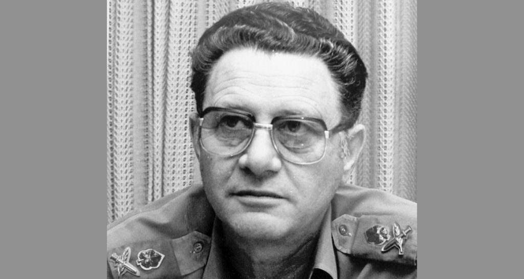 אלוף שלמה גזית במדי הצבא