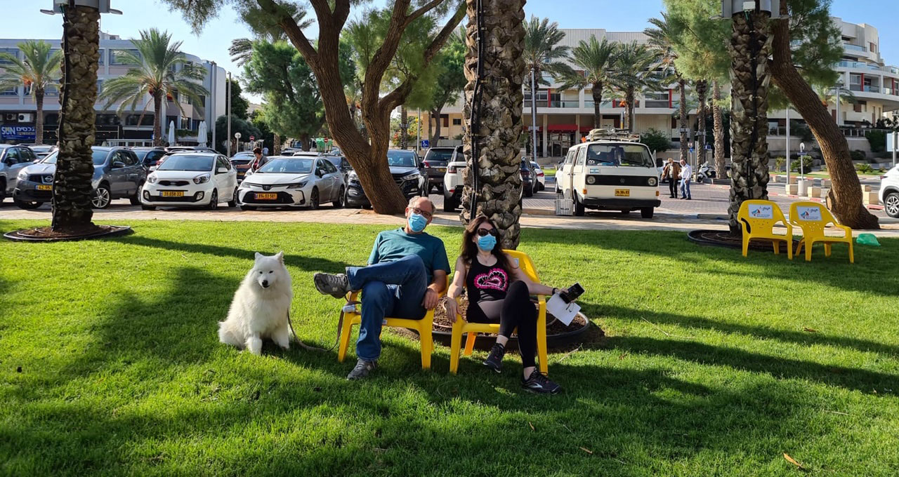 נופשים על כסאות בכיכר דה שליט