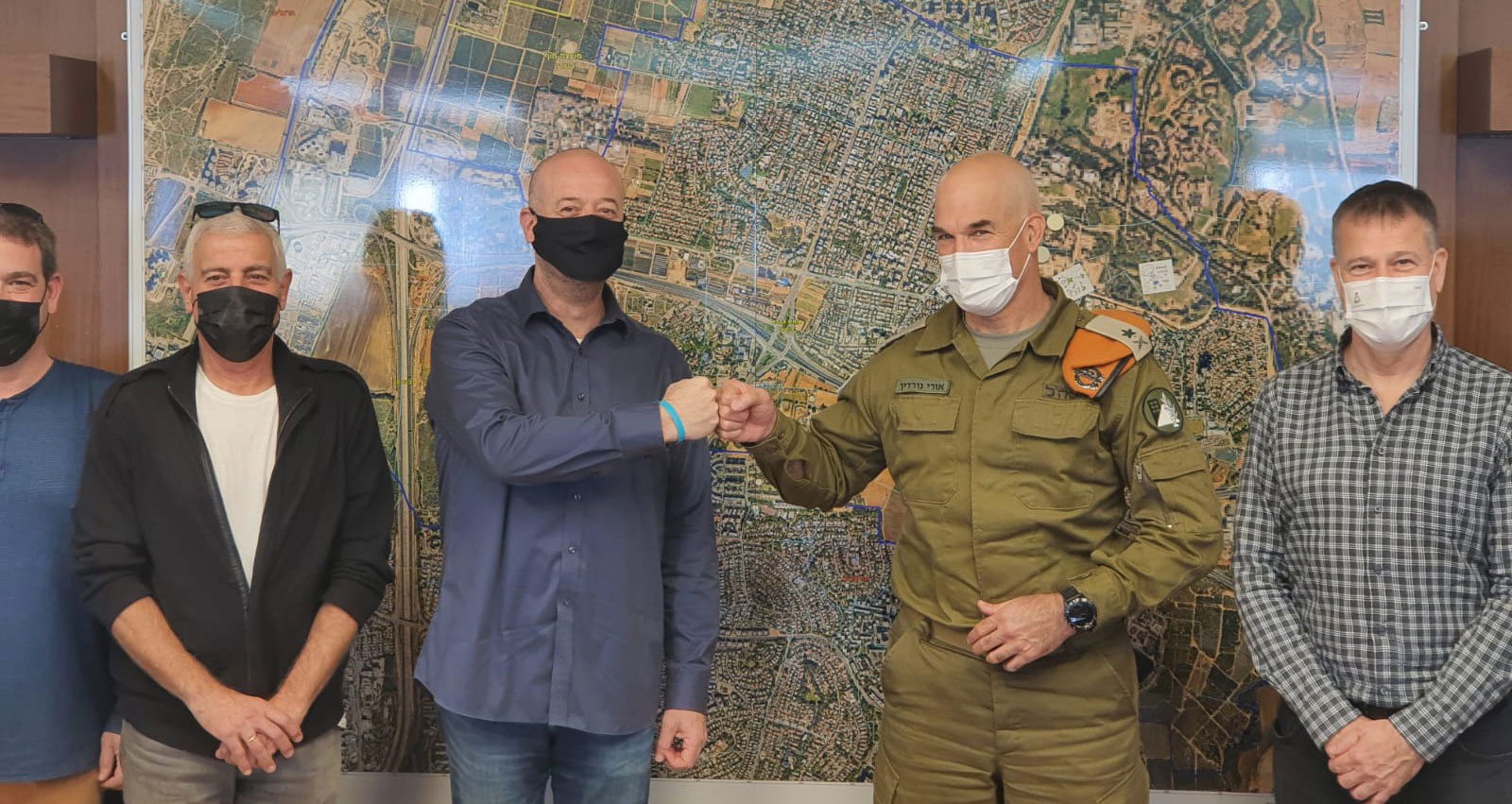 אורי גודרין מפקד פיקוד העורף ואבי גרובר ראש העיר רמת השרון. צילום: באדיבות עיריית רמת השרון