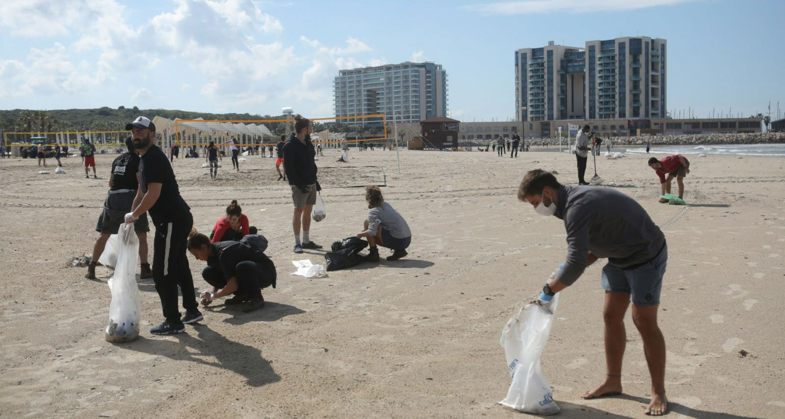 ניקוי הזפת בחוף אכדיה בהרצליה 21.02.2021