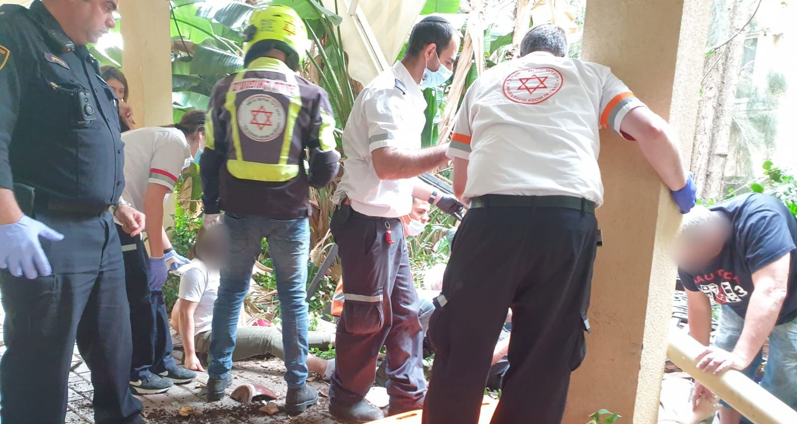 צוות מד"א מטפל בנפגעי מרפסת קרסה בשרה מלכין הרצליה