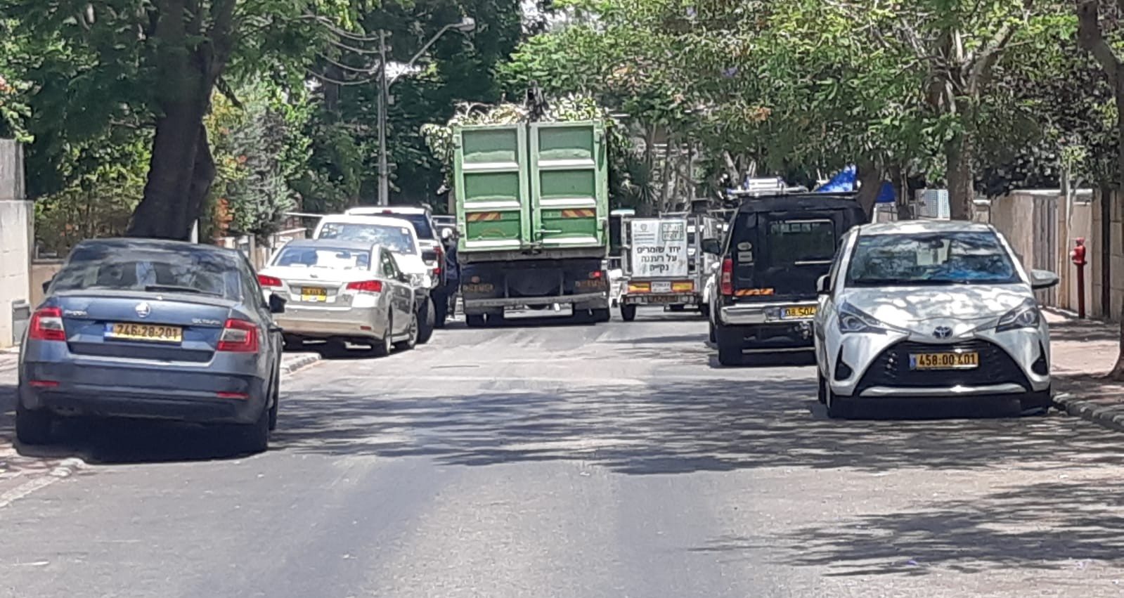 רחוב אחד העם רעננה ליד הבית של בנט ומאבטח.