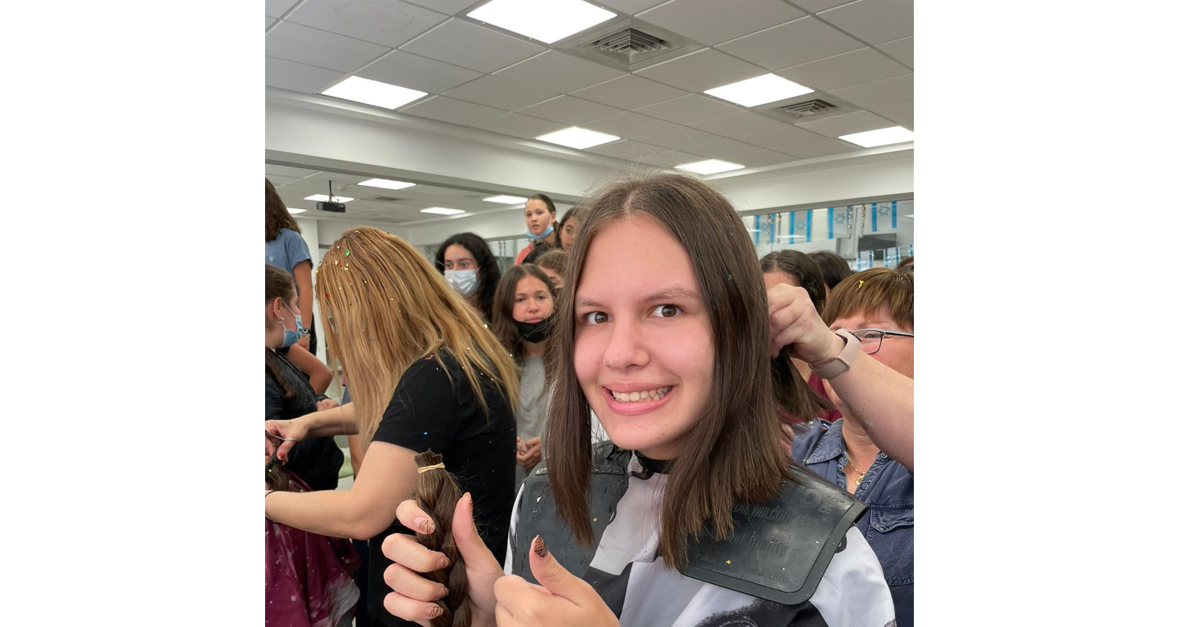 תלמידות אמית רננים תורמות שיער לחולות סרטן