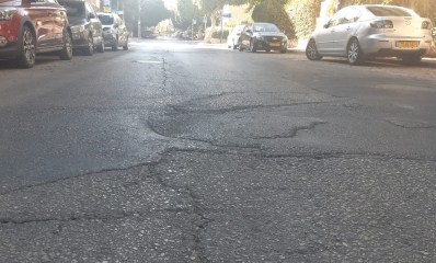 מהמורה ובור ברחוב השרון. סכנה לרוכבי האופנועים