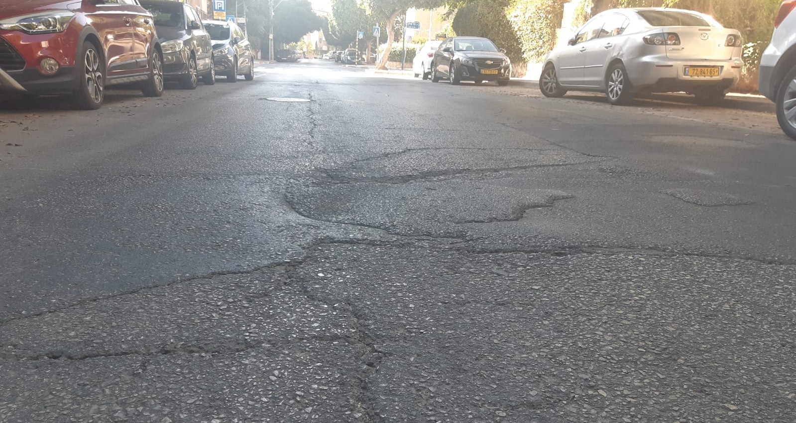 מהמורה ובור ברחוב השרון. סכנה לרוכבי האופנועים