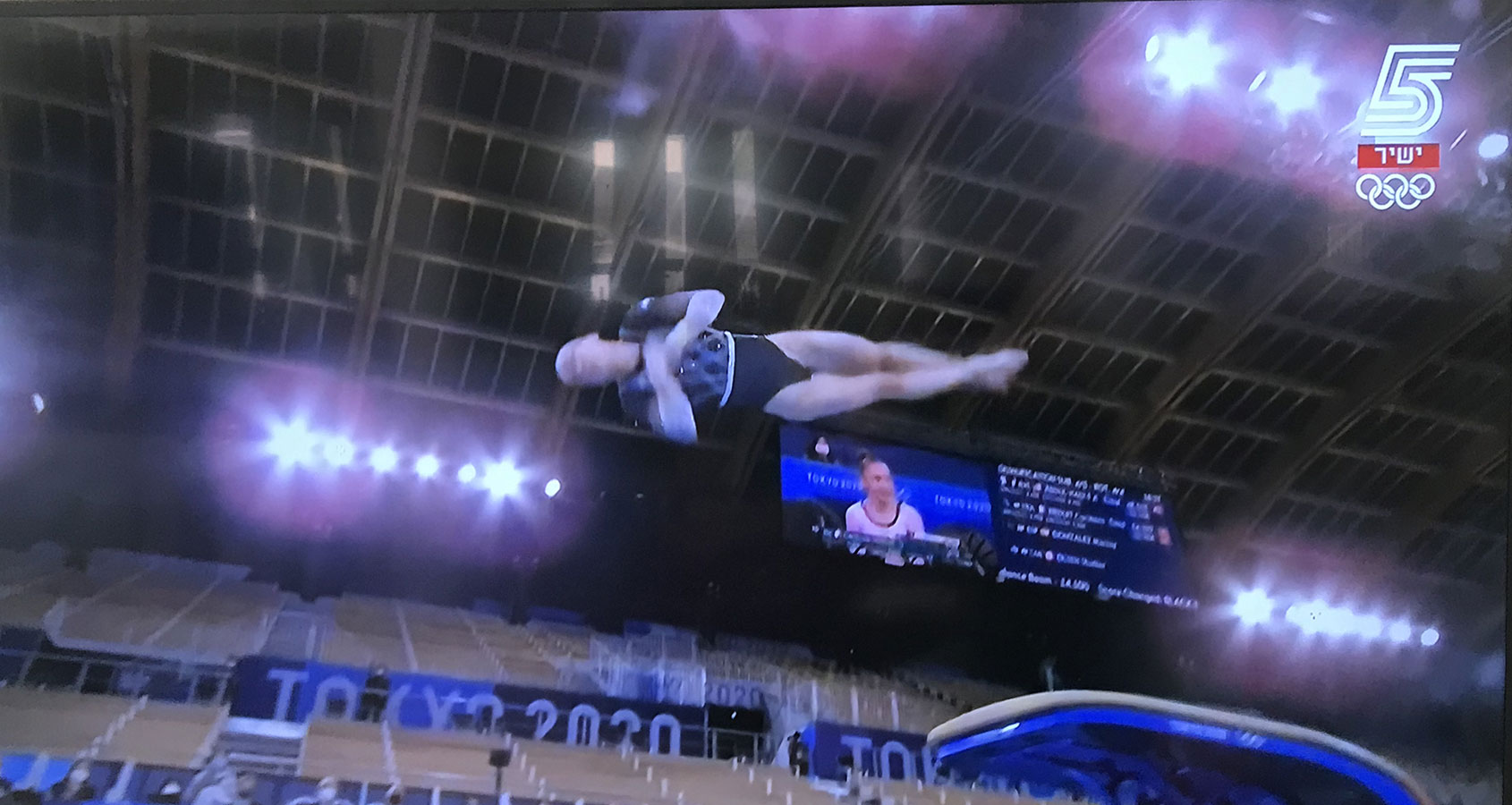 ליהיא רז בתרגיל קפיצות - אולימפיאדת טוקיו 2020. צילום מתוך שידור ערוץ הספורט (5)