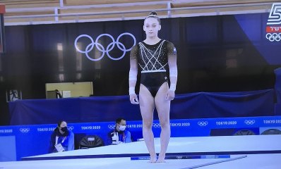 ליהיא רז בתרגיל קפיצות - אולימפיאדת טוקיו 2020. צילום מתוך שידור ערוץ הספורט (5)