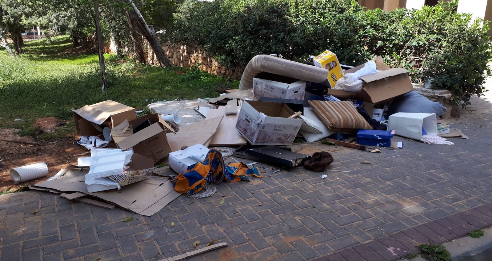לכלוך ופסולת ברחוב י.ל. ברוך בהרצליה
