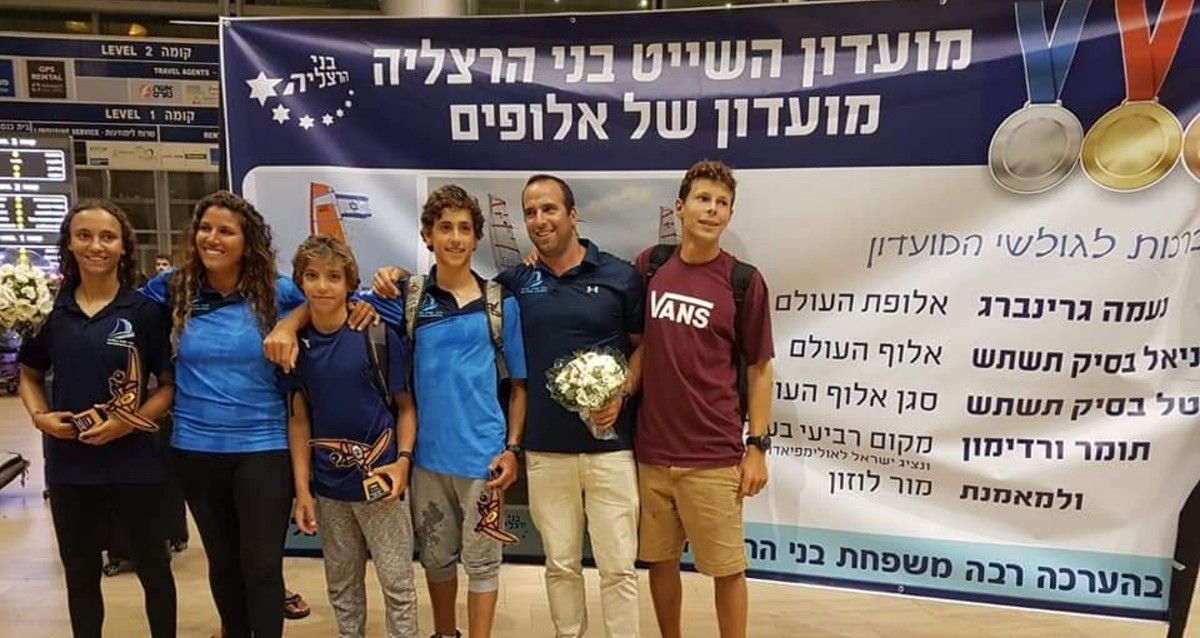 אביתר מור לצד אנשים