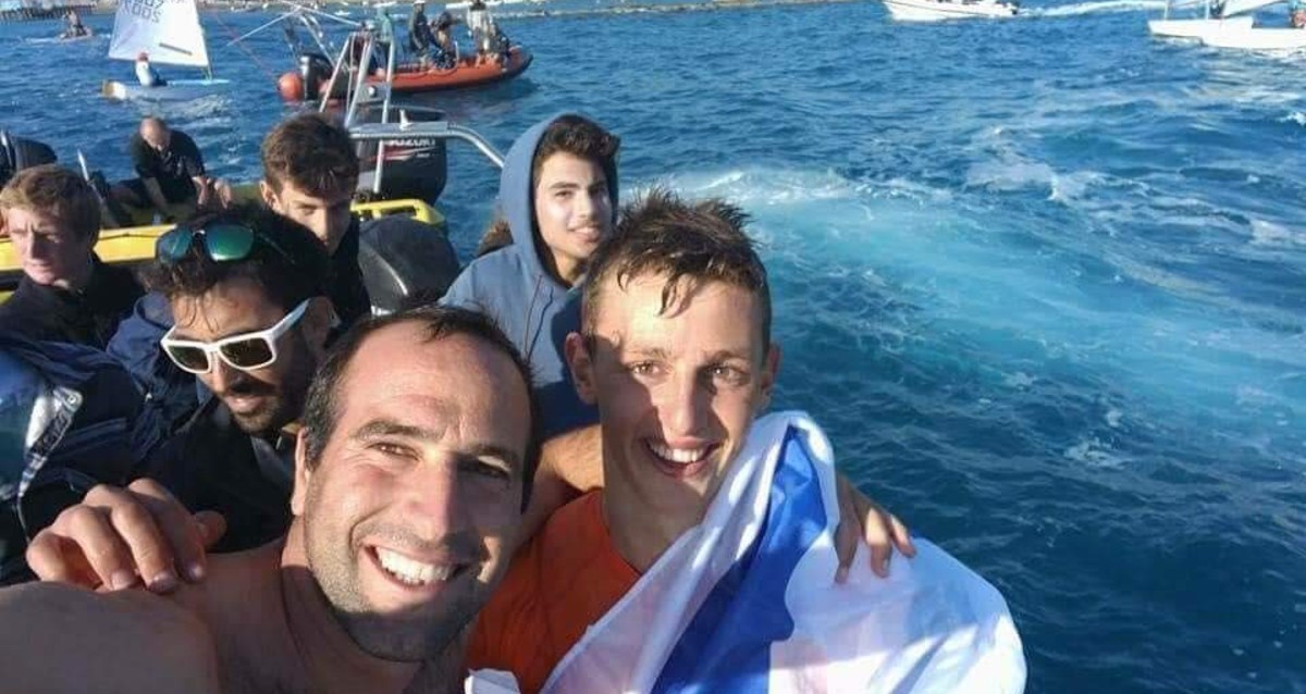 אביתר מור לצד גבר
