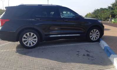 רכב חונה בכחול לבן. צילום: שרון יונתן