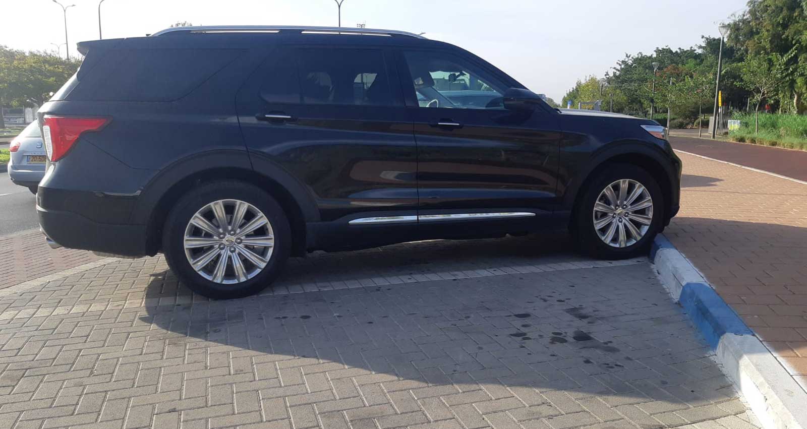 רכב חונה בכחול לבן. צילום: שרון יונתן