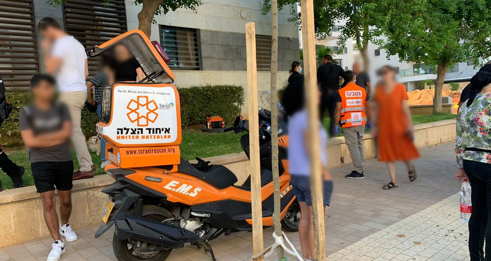 אופנוע וצוות של איחוד הצלה