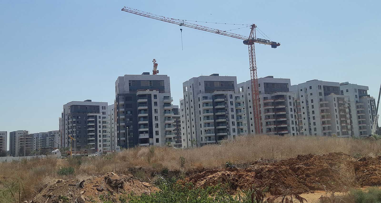בניה ומנופים בגליל ים - הרצליה. צילום: שרון יונתן