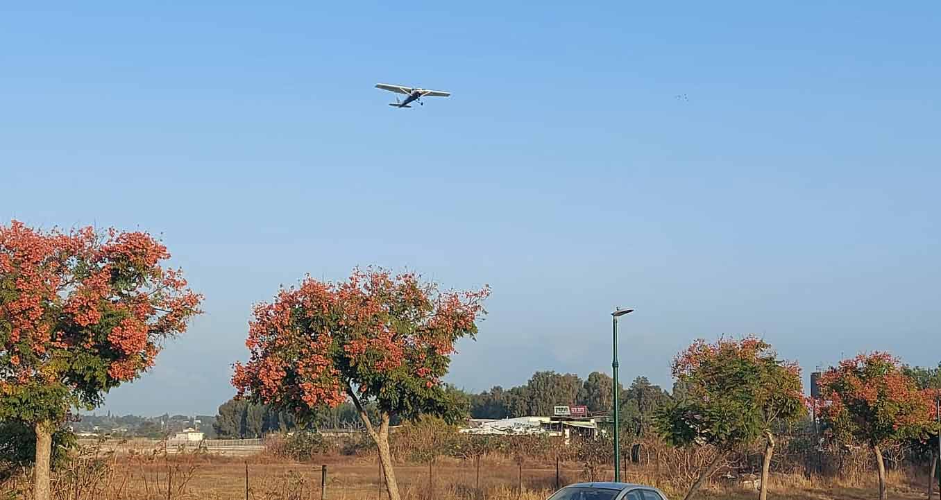 מטוס קל ממריא משדה התעופה של הרצליה. צילום: צחר רותם