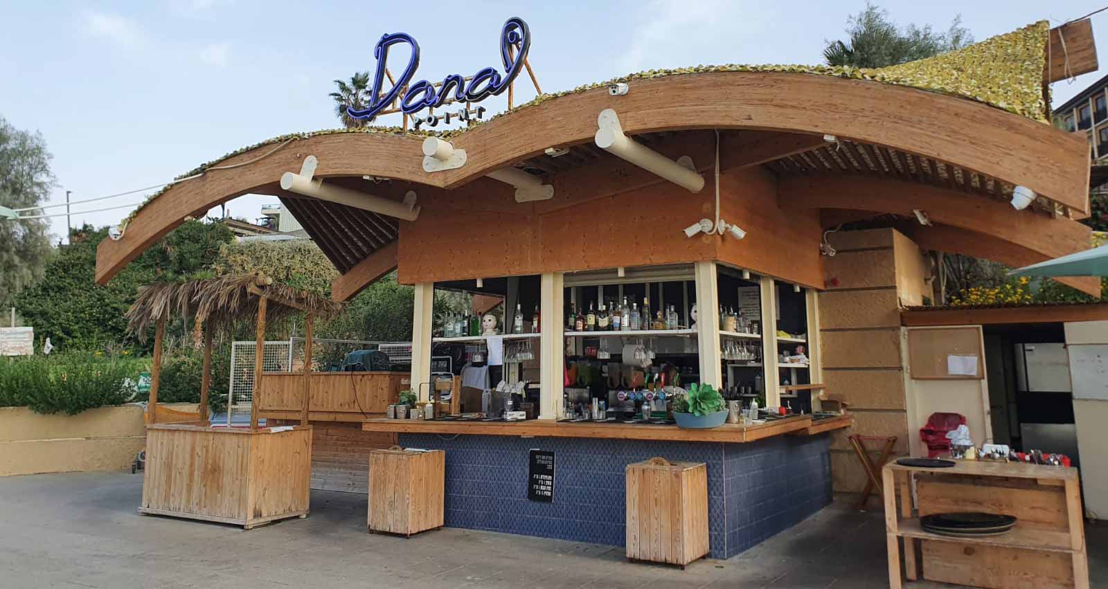 בית קפה דנה פוינט. חוף הים הרצליה. צילום: שרון יונתן