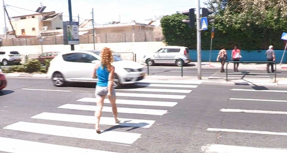 חציית כביש במעבר חציה