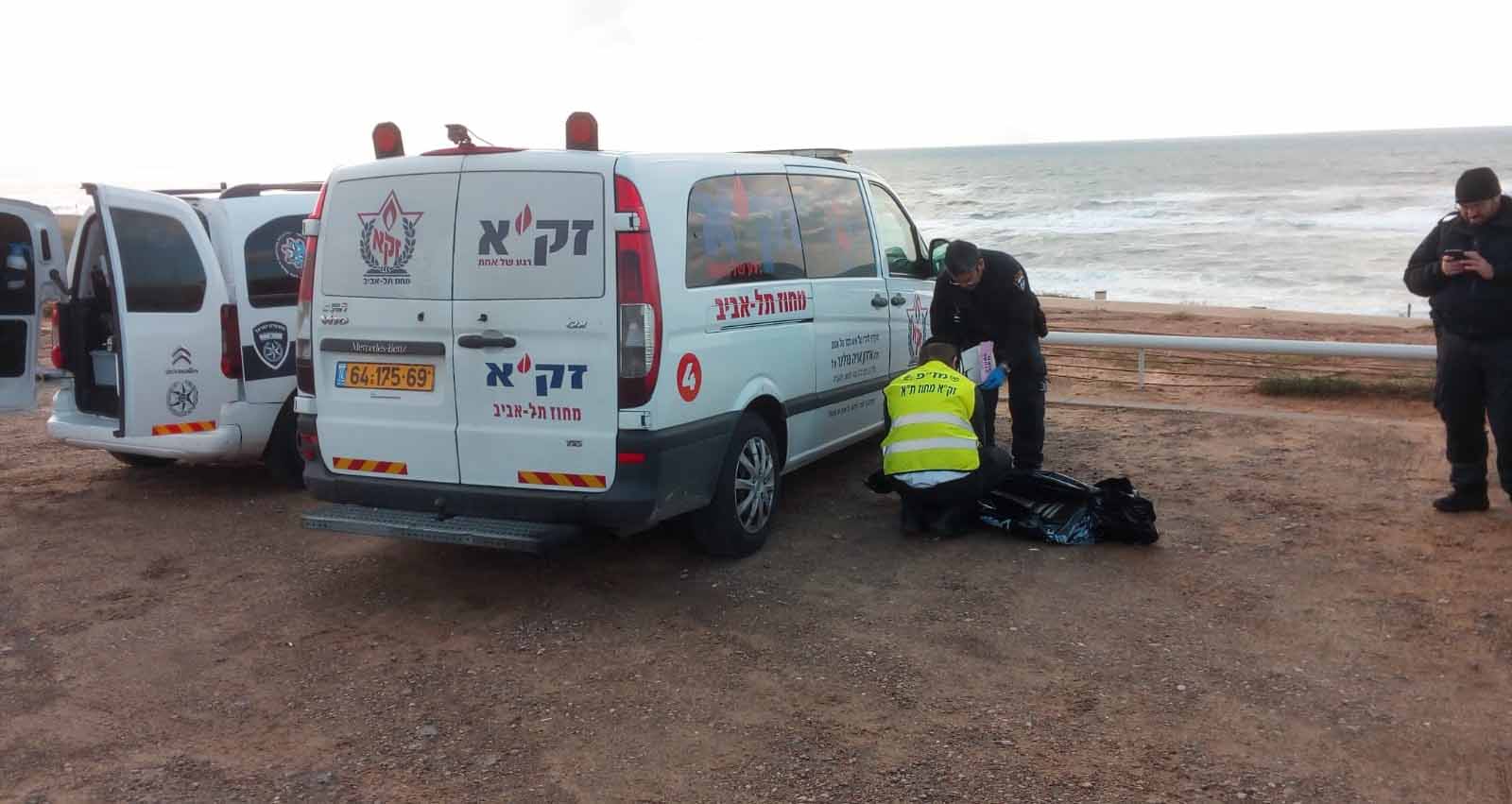 גופה נמצאה בחוף סידנא עלי. אמבולנס של זק״א ומטפלים בחוף הים