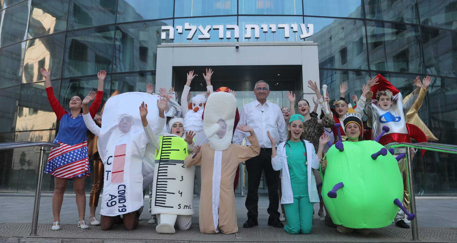 ראש עיריית הרצליה משה פדלון ובני נוער מחופשים לקראת עדלאידע 2022