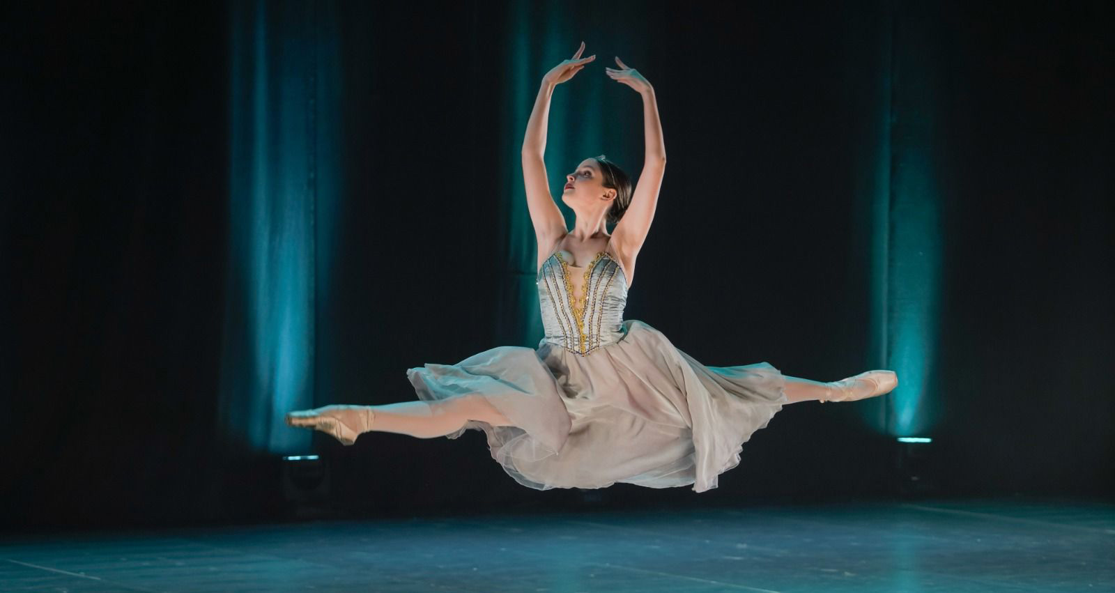 ערב מגמת מחול. רקדנית שפגאט באוויר