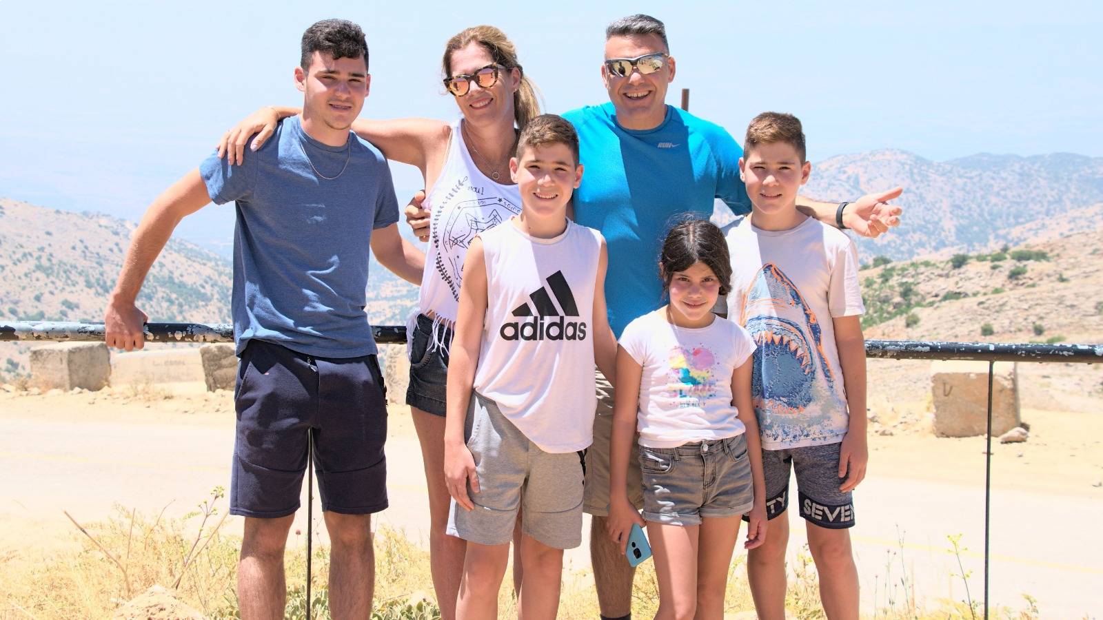 משפחת אלמוג בהרכב מלא. צילום: פרטי