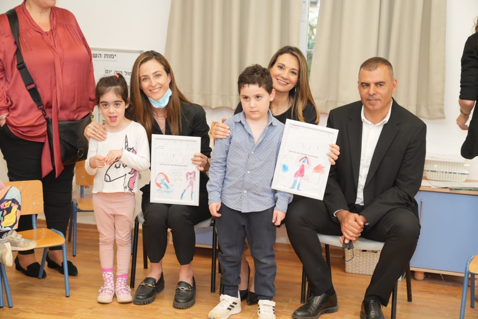 מימין לשמאל: ראש העיר רפי סער, שרת החינוך יפעת שאשא ביטון, השרה לשוויון חברתי מרב כהן,בביקור בגן לילי