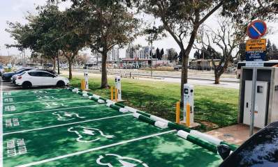 עמדות טעינה חדשות לרכבים חשמליים בפארק הרצליה. צילום: דוברות עיריית הרצליה.