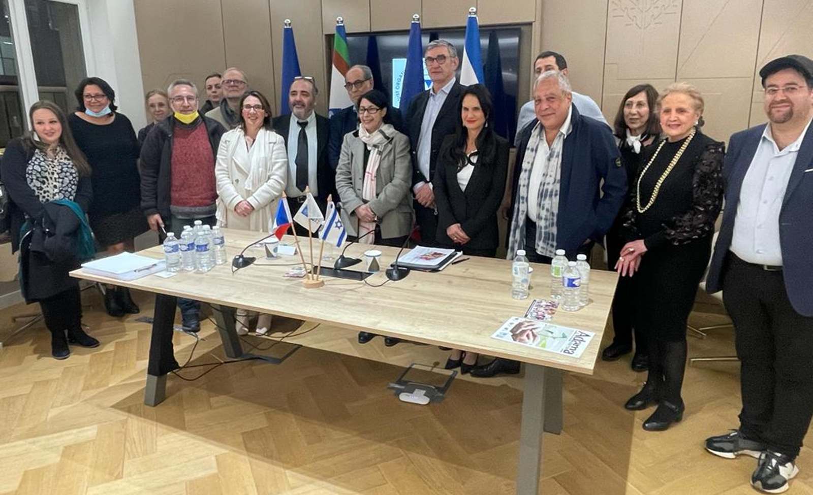 עו"ד עוזסיני ארניה עם ראשי הקהילה היהודית בצרפת. צילום: פרטי