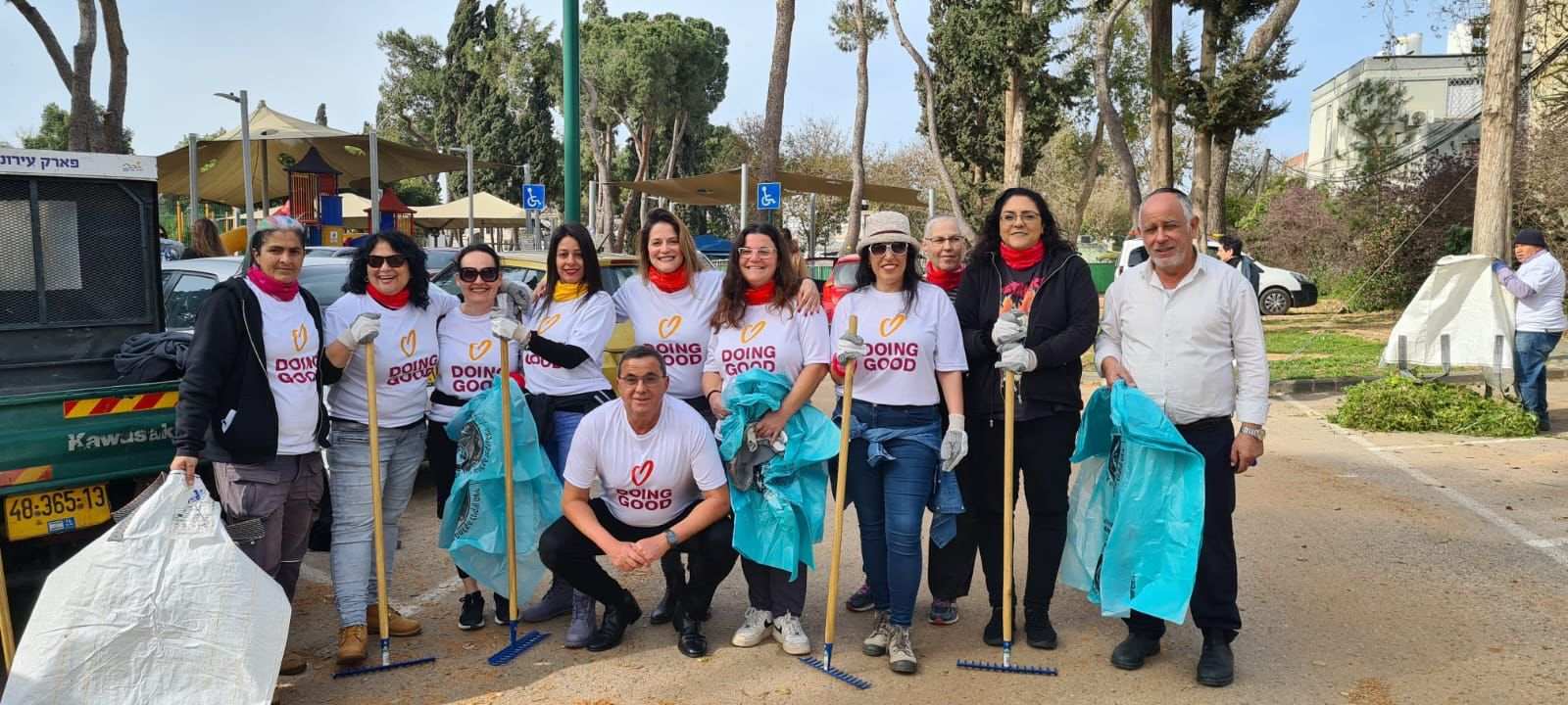 עובדי אגפי עיריה מתנדבים ביום המעשים הטובים. צילום: עיריית כפר סבא