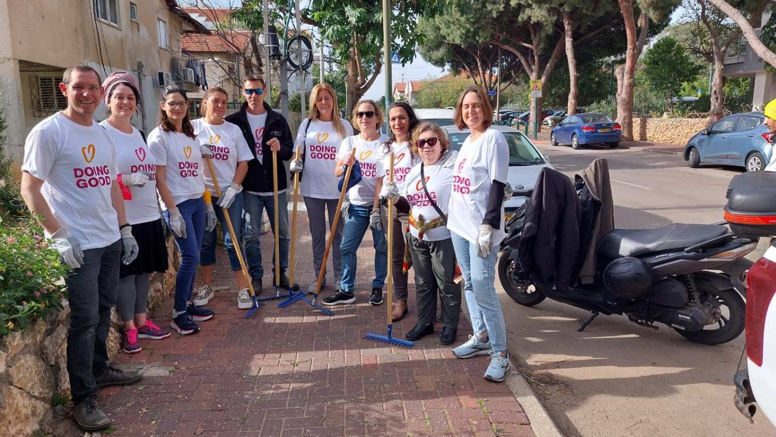 עובדי עירייה מתנדבים ברחבי העיר. צילום: עיריית כפר סבא