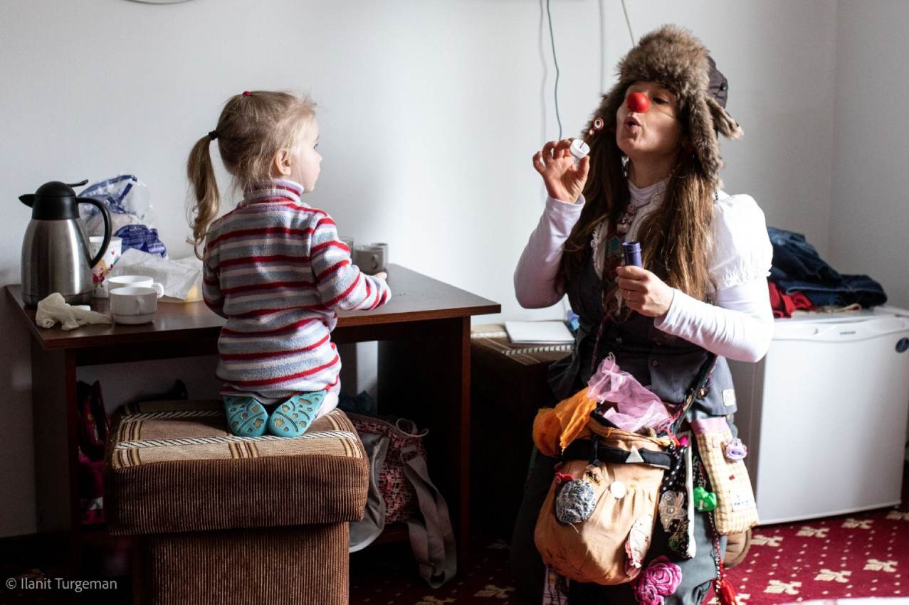 ליצנית רפואית עם ילדה מאוקראינה. צילום: אילנית תורג'מן