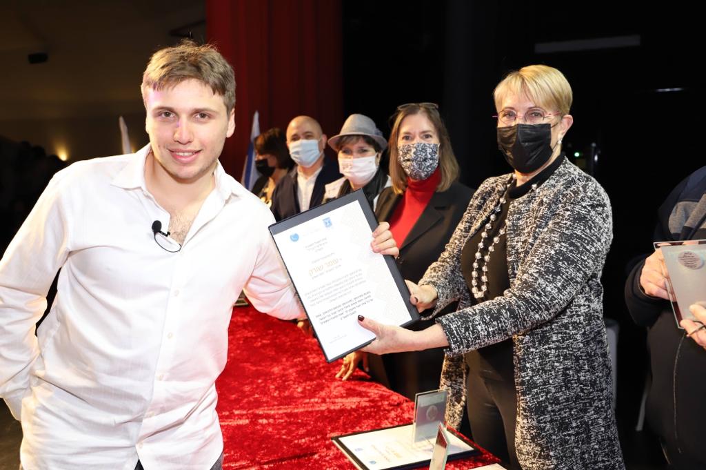 עומר שורק מקבל את פרס הפעיל המצטיין. צילום: באדיבות עיריית רמת השרון