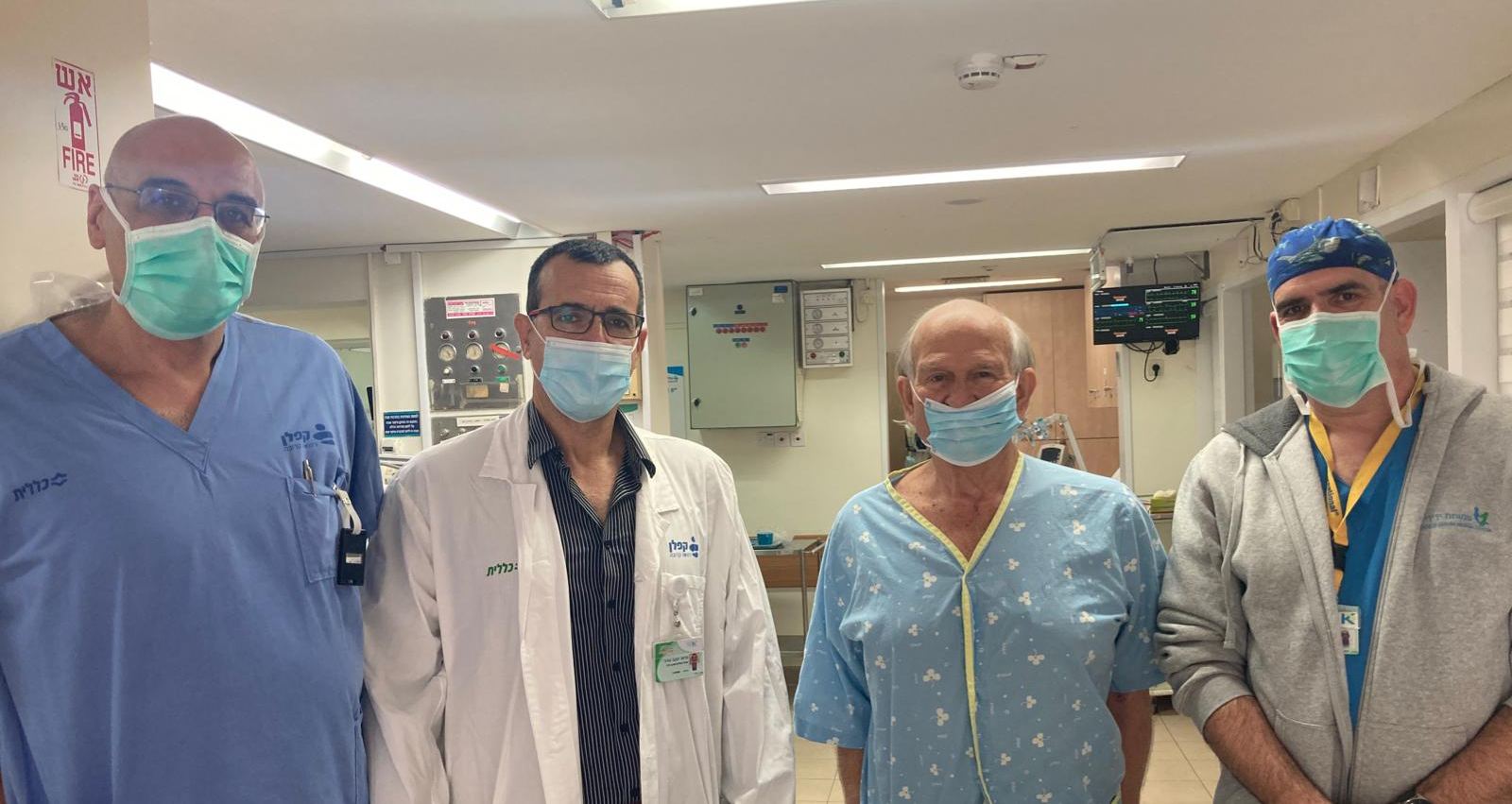 מימין: ד"ר גבריאל, פליישר, פרופ׳ ג'ורג, ד"ר גנדלמן. צילום: המרכז הרפואי קפלן