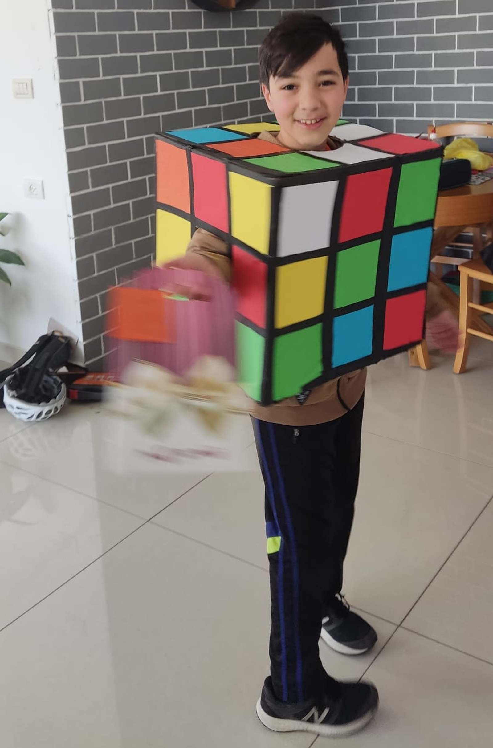 עמית להב מהרצליה הירוקה מחופש לקובייה הונגרית. צילום: אביבית להב