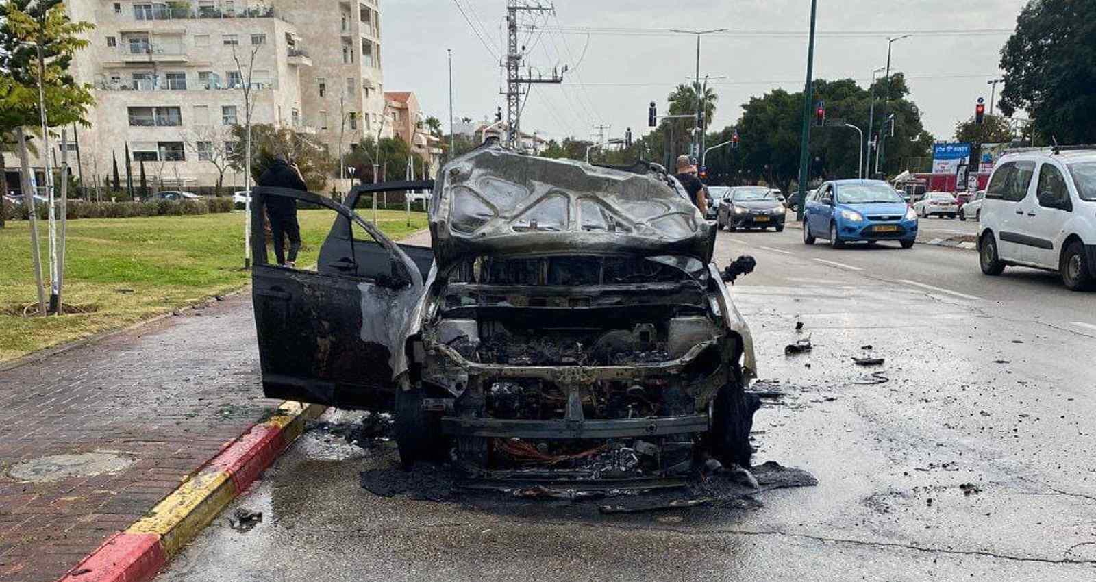 הרכב השרוף. צילום: רון בן ישי - כב"ה השרון