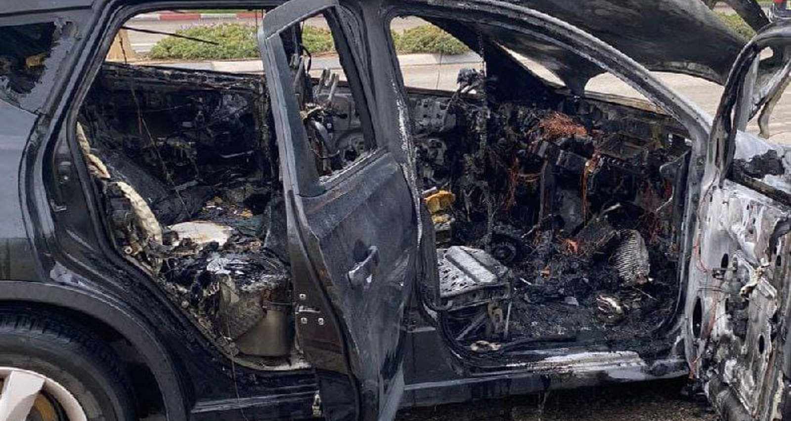 הרכב השרוף. צילום: רון בן ישי - כב"ה השרון