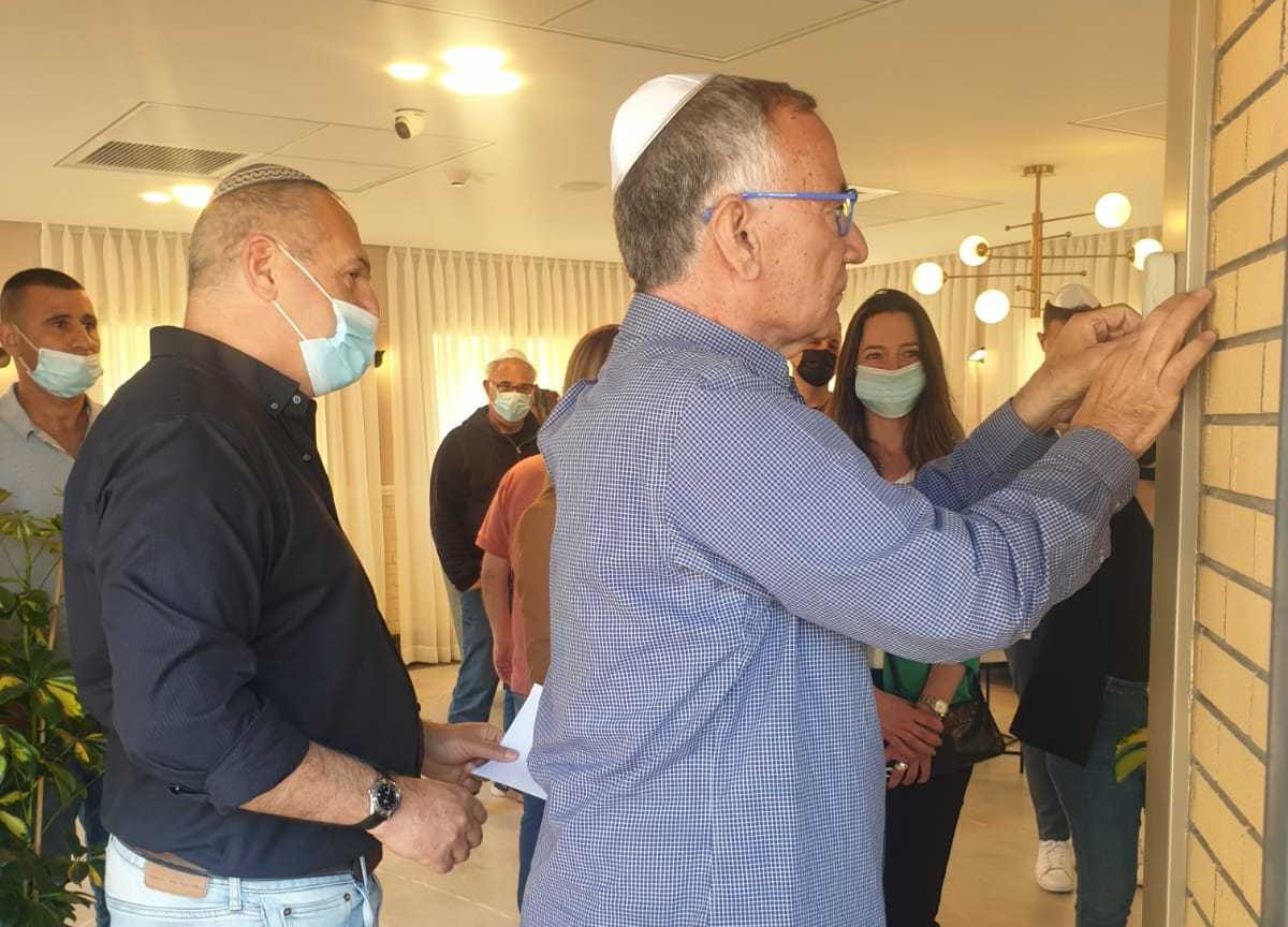קביעת מזוזה בבית ההורים העירוני הרצליה המשופץ. צילום: מאיה אלקס.