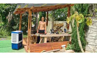 דין ברילנט בנגרייה בחצר ביתו. צילום: פרטי