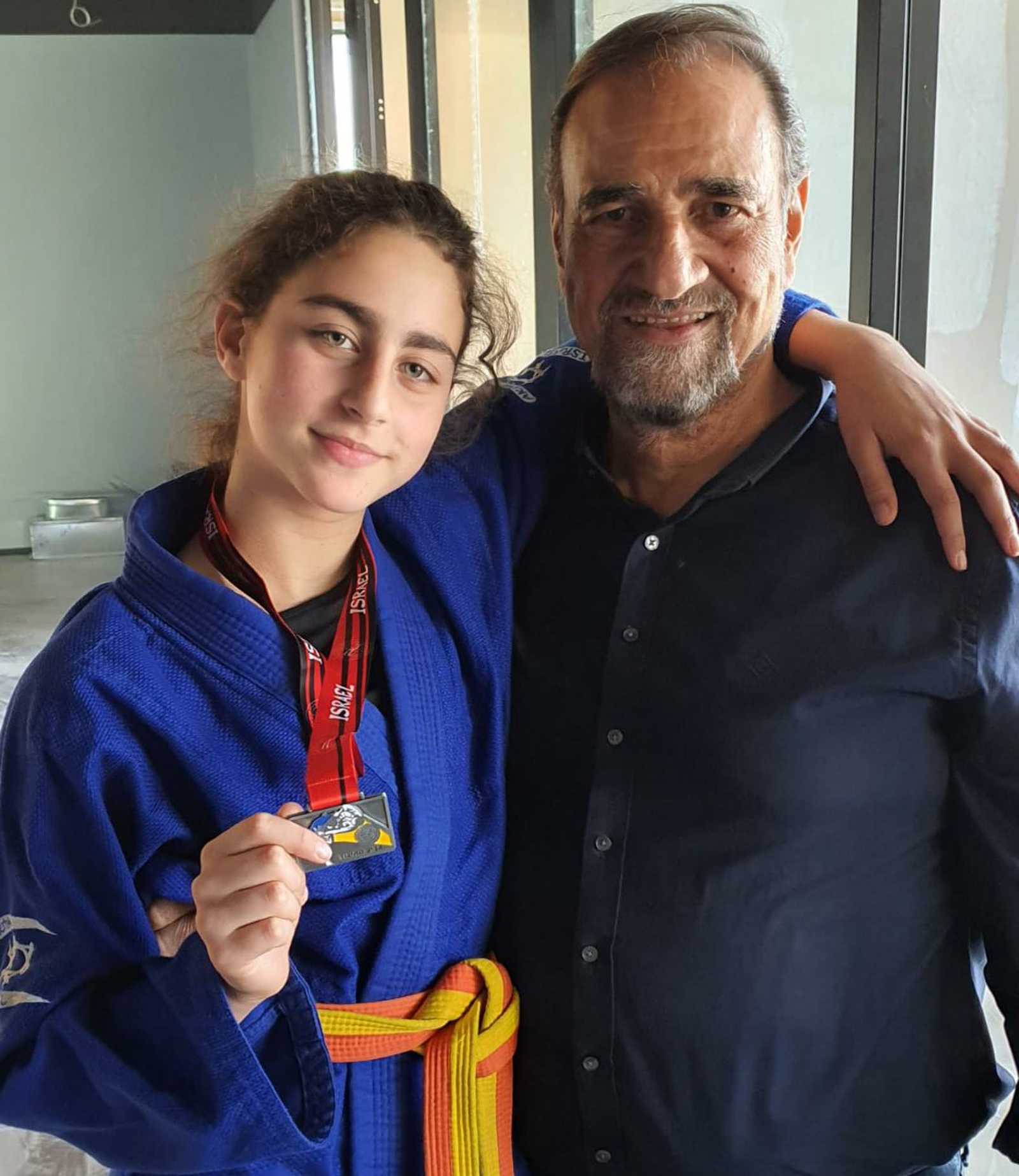 הסבא משה נור עם טליה. צילום: באדיבות המשפחה