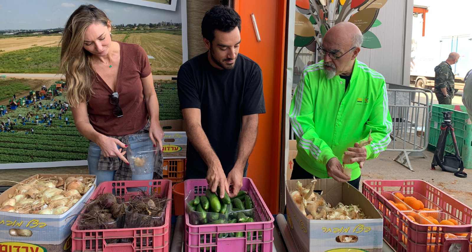 אהרוני, ביטון ואנסקי ממיינים ירקות. צילום: יח"צ