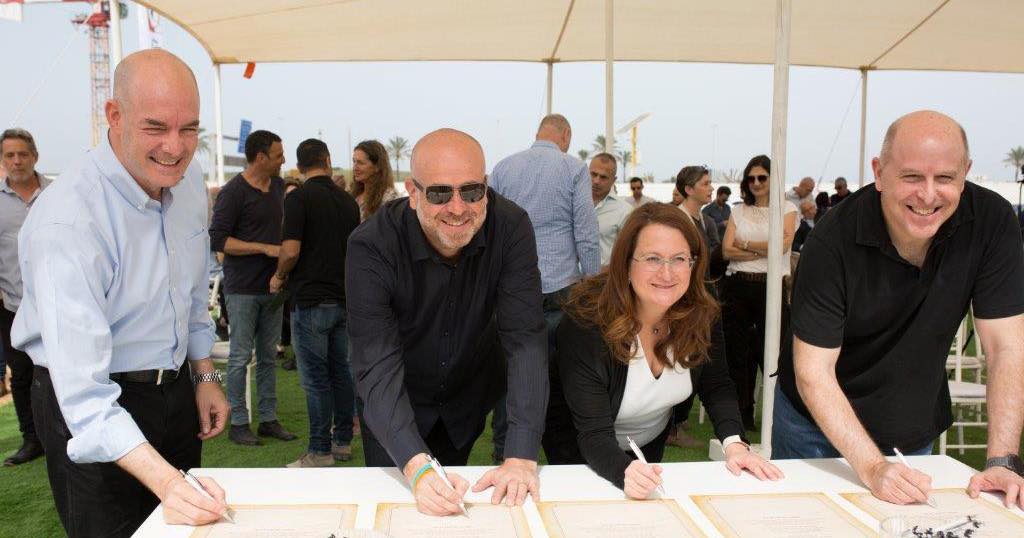 הנחת אבן הפינה לבניין סולאראדג'. צילום: באדיבות עיריית רמת השרון