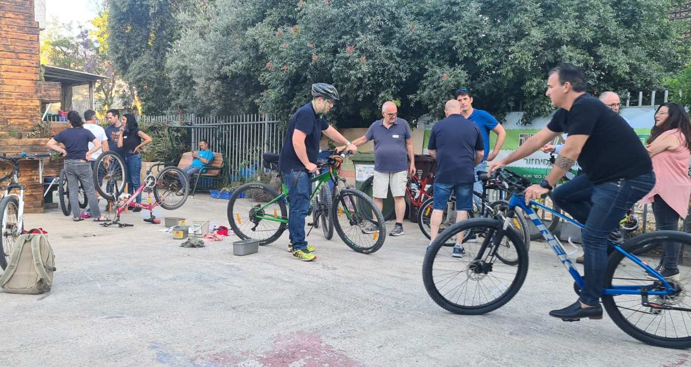 קורס תיקון אופניים למתנדבים . צילום: דוברות עיריית כפר סבא