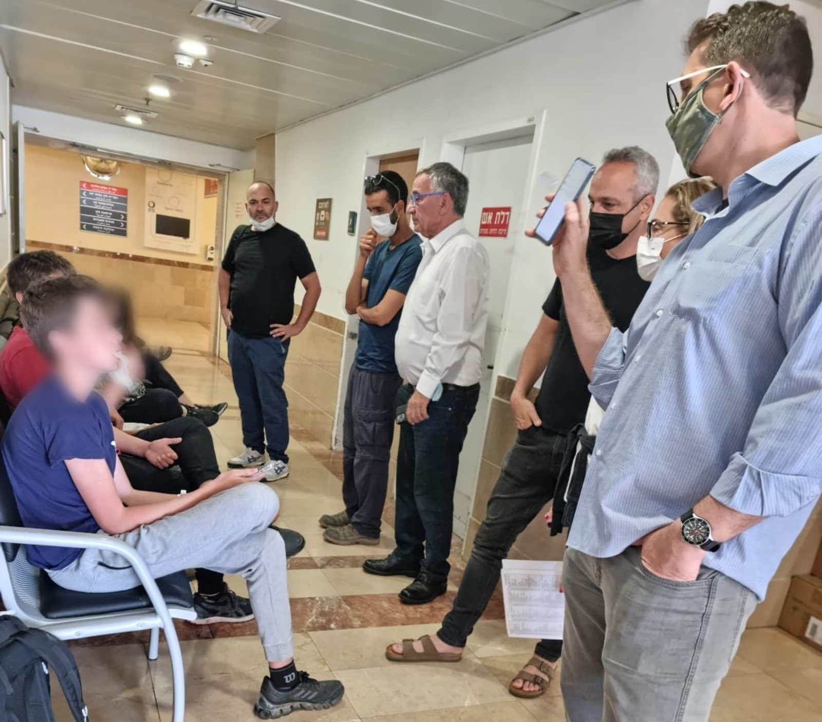 ראש העיר פדלון ונציגי העירייה עם התלמידים. צילום: דוברות עיריית הרצליה