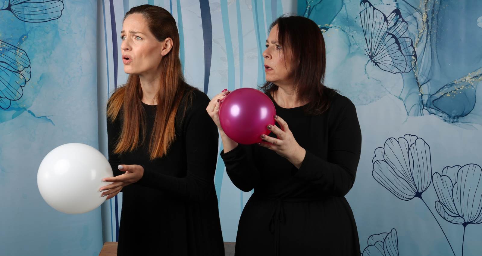 נועה פלג גלאור ודסי פפרמן בהצגה "דברי אשה". צילום: שי בראל