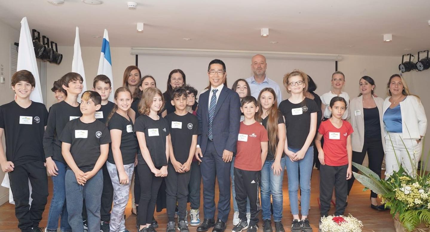תלמידי כיתות ה'-ו' מרמת השרון עם ד״ר יושי היגושי. צילום: דוברות עיריית רמת השרון
