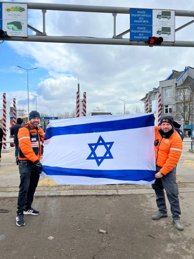 לירן מזכרת מניף את דגל ישראל. צילום: דוברות איחוד הצלה