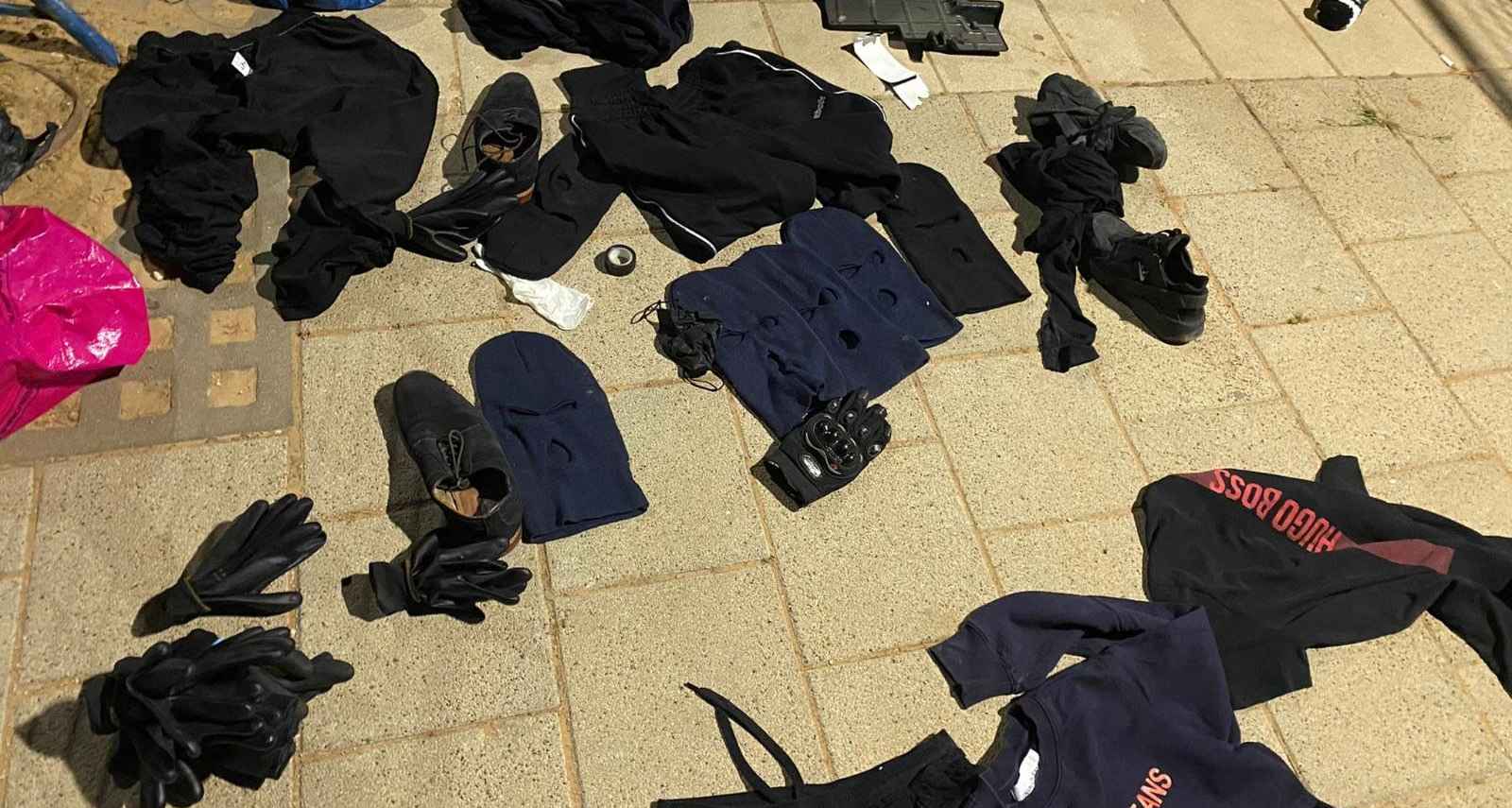 הציוד שנתפס ברכב בו נסעו החשודים. צילום: דוברות המשטרה