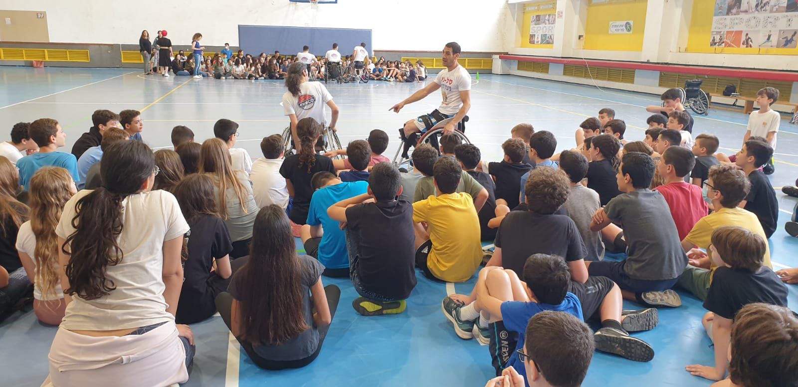 מפגש ייחודי בין תלמידי חטיבת הביינים רמון לבין שחקני כדורסל על גלגלים