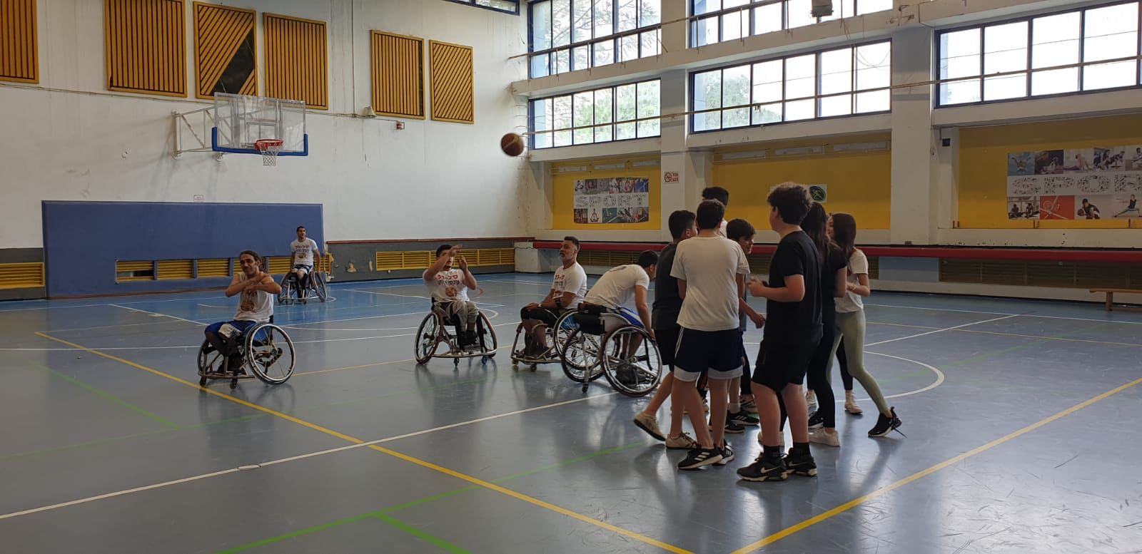 מפגש ייחודי בין תלמידי חטיבת הביינים רמון לבין שחקני כדורסל על גלגלים. צילום" דוברות עיריית כפר סבא