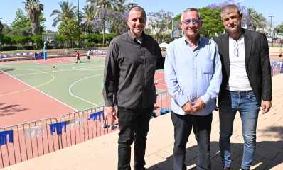 סגן ראש העירייה ומחזיק תיק הספורט, עופר לוי, ראש עיריית הרצליה, משה פדלון ומנכ"ל בני הרצליה, ארז רבן. צילום: דוברות עיריית הרצליה